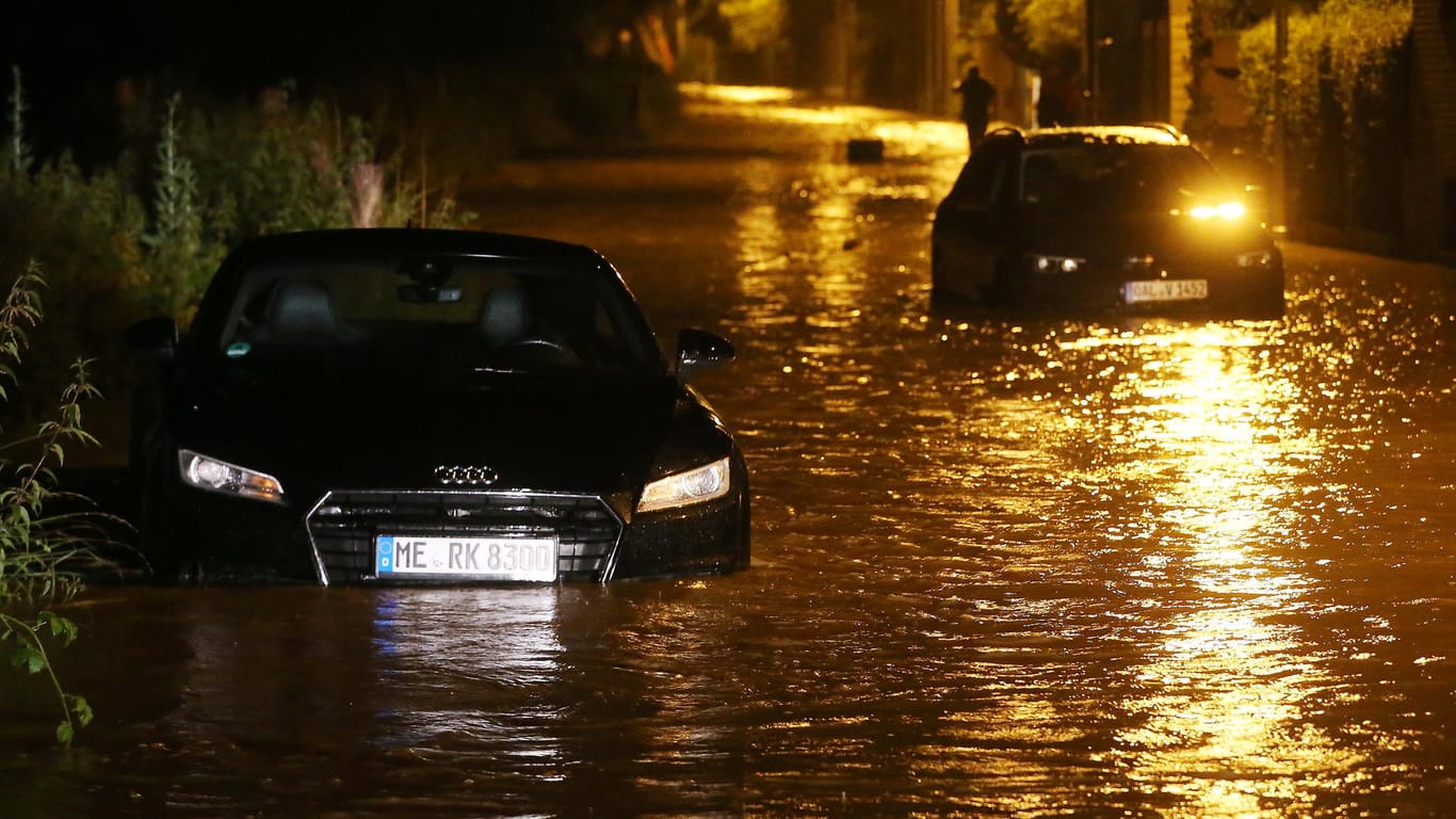 PKW stehen auf einer überfluteten Straße in Nordrhein-Westfalen: Die Feuerwehr war in der Nacht im Dauereinsatz.