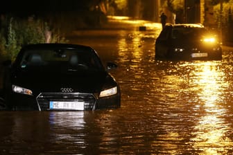 PKW stehen auf einer überfluteten Straße in Nordrhein-Westfalen: Die Feuerwehr war in der Nacht im Dauereinsatz.