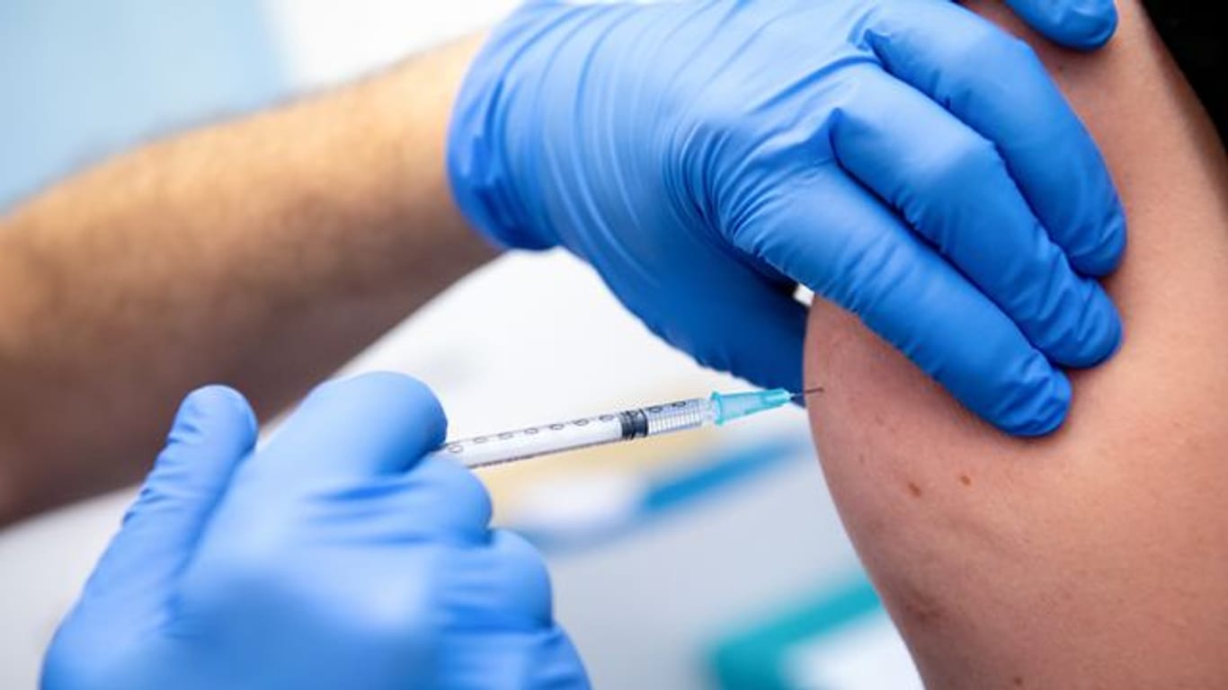 Eine Person wird geimpft (Symbolbild): Pro Tag stehen in dieser Woche in Hamburg 1.000 zusätzlice Impftermine zur Verfügung.