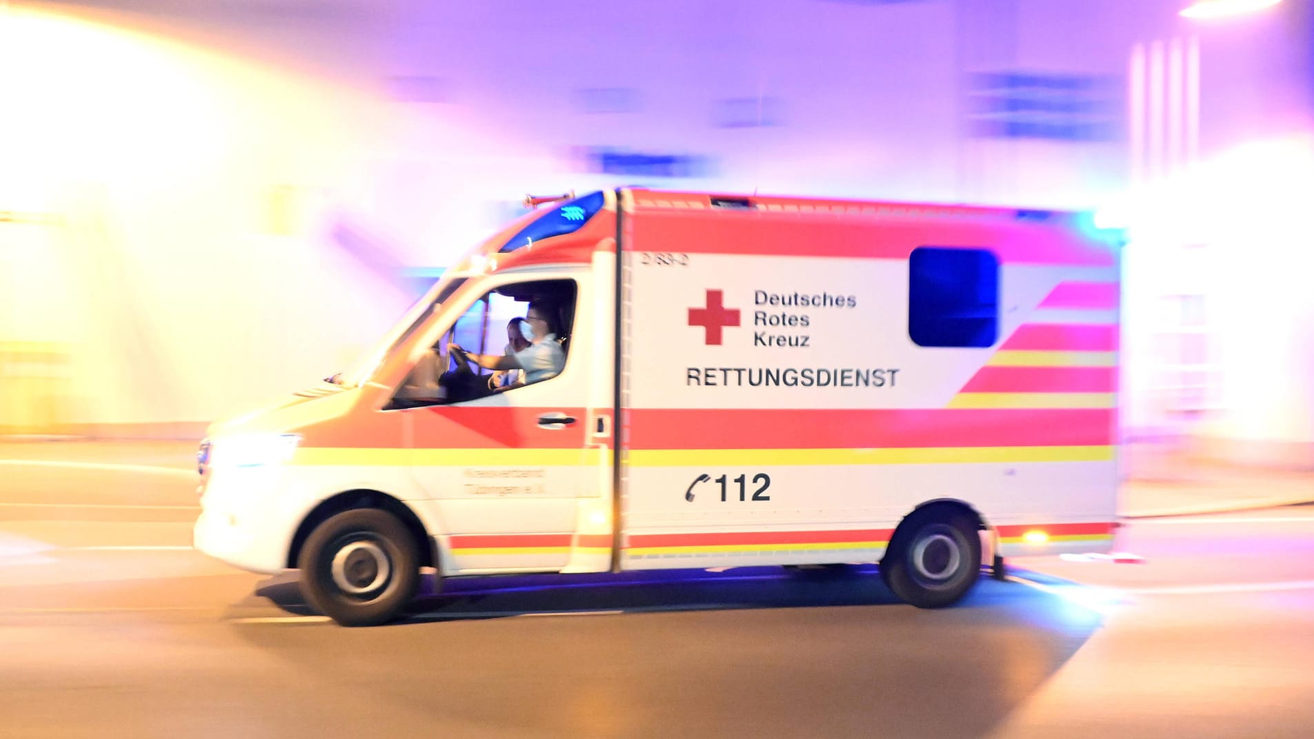 Ein Rettungswagen während der Fahrt (Symbolbild): Die Frau konnte nicht mehr reanimiert werden. Ein Rettungswagen während der Fahrt (Symbolbild): Die Frau konnte nicht mehr reanimiert werden.