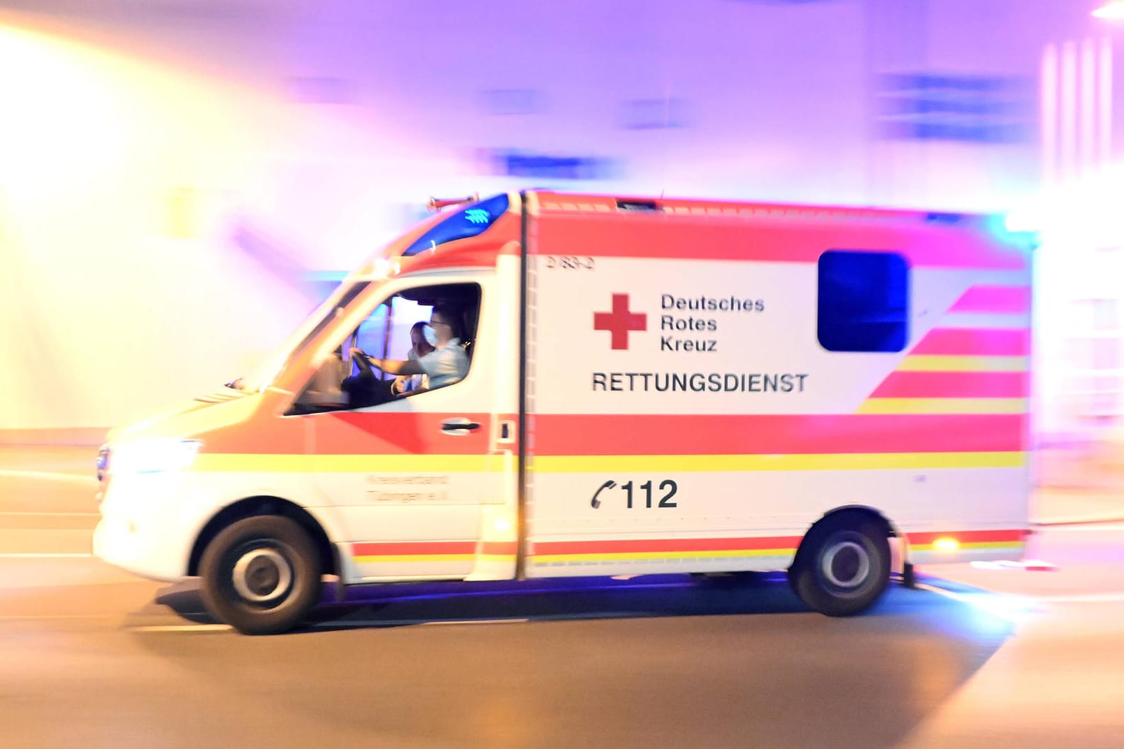 Ein Rettungswagen während der Fahrt (Symbolbild): Die Frau konnte nicht mehr reanimiert werden.