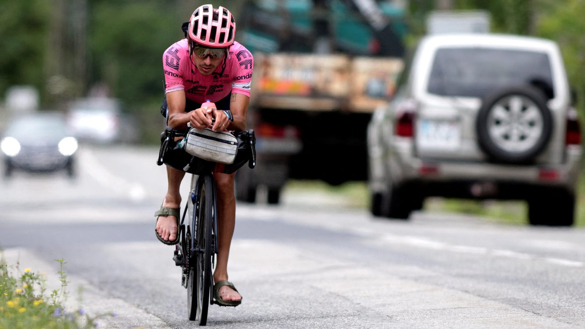 Lachlan Morton: Der Radprofi fuhrt die Tour-Strecke in Trikot von EF Education Nippo, trug im Vergleich zu seinen Teamkollegen allerdings Sandalen.