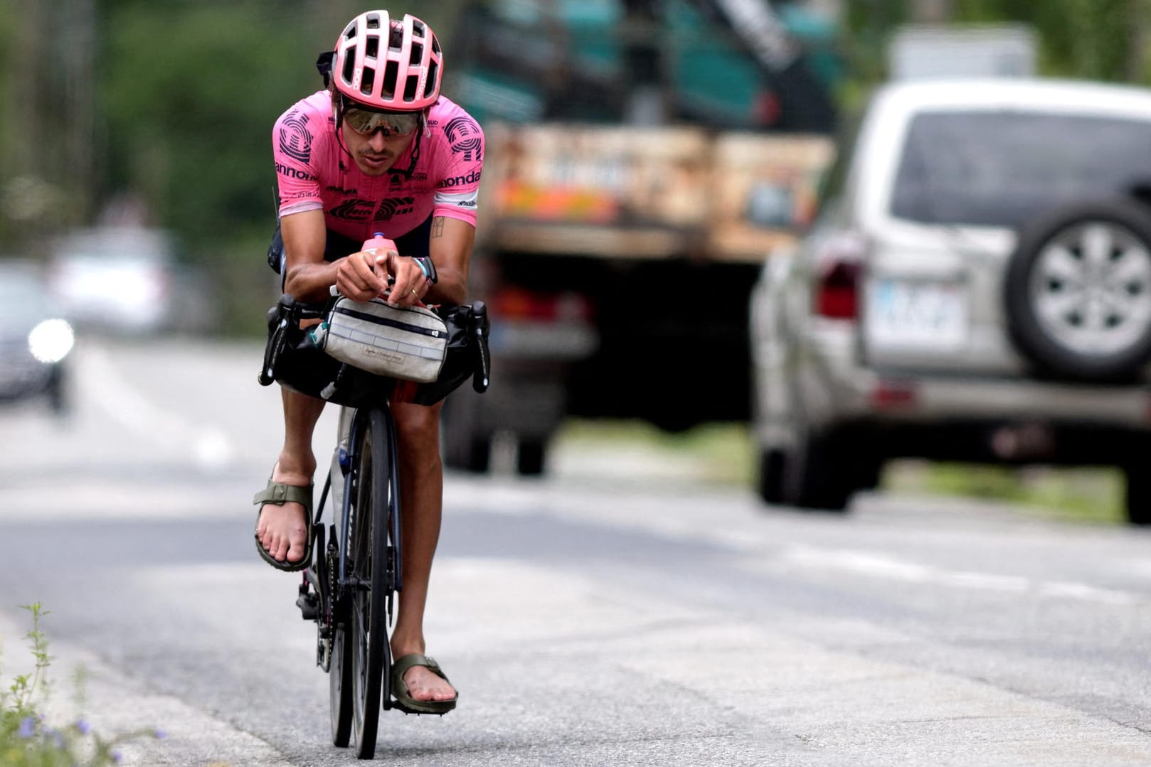 Lachlan Morton: Der Radprofi fuhrt die Tour-Strecke in Trikot von EF Education Nippo, trug im Vergleich zu seinen Teamkollegen allerdings Sandalen.