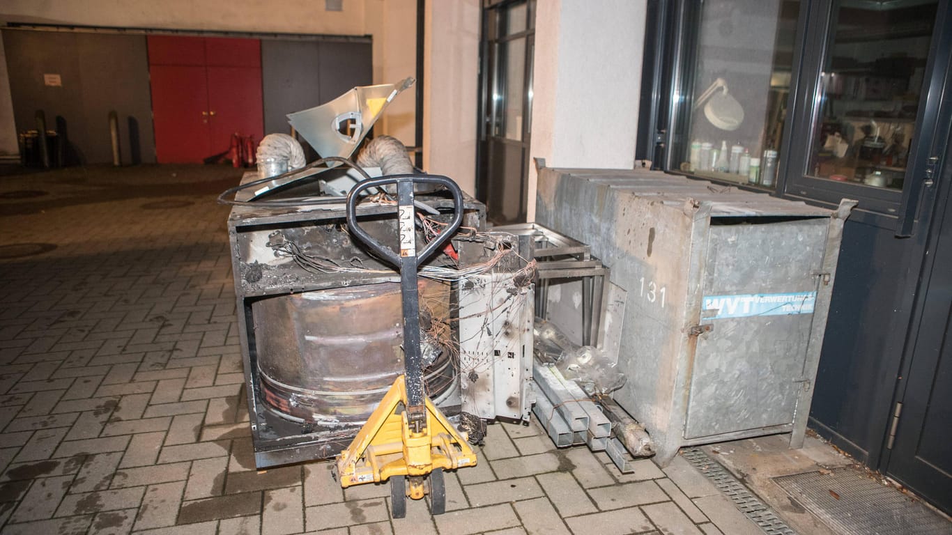 Die Trümmer einer abgebrannten Industriewaschmaschine (Symbolbild): In Karlsruhe wurden 21 Menschen durch den Rauch verletzt.