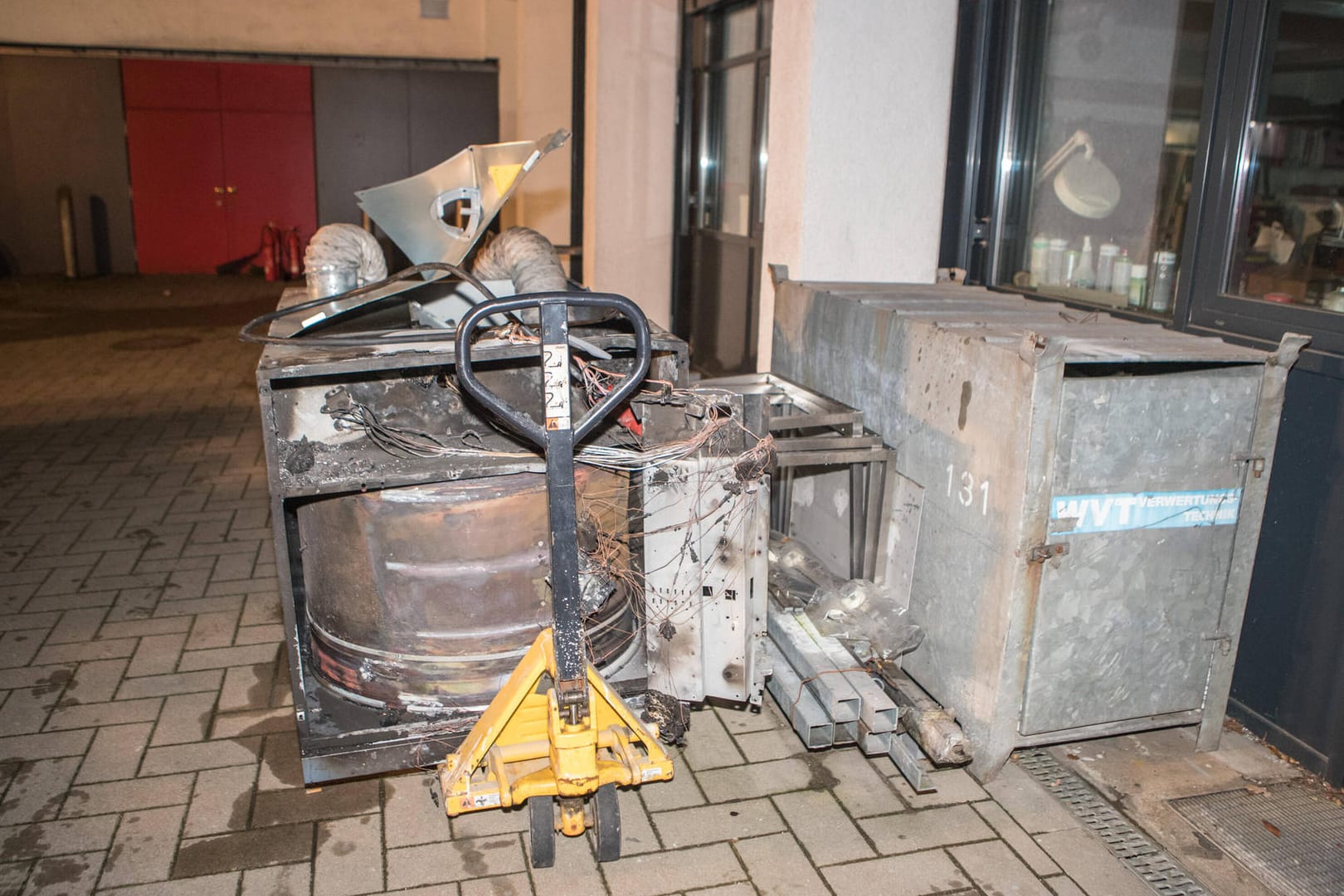 Die Trümmer einer abgebrannten Industriewaschmaschine (Symbolbild): In Karlsruhe wurden 21 Menschen durch den Rauch verletzt.