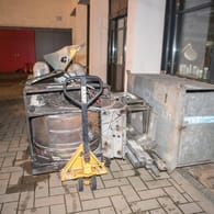 Die Trümmer einer abgebrannten Industriewaschmaschine (Symbolbild): In Karlsruhe wurden 21 Menschen durch den Rauch verletzt.