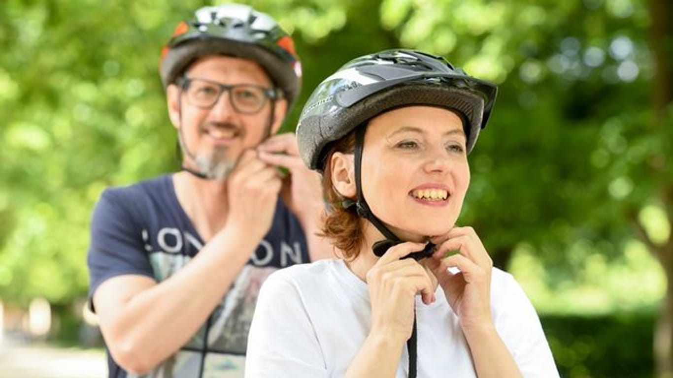 Fahrradhelm: Ein Helm kann vor schweren Kopfverletzungen schützen, eine Pflicht zum Tragen gibt es allerdings noch nicht.