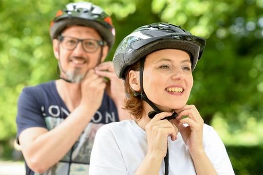 Fahrradhelm: Ein Helm kann vor schweren Kopfverletzungen schützen, eine Pflicht zum Tragen gibt es allerdings noch nicht.