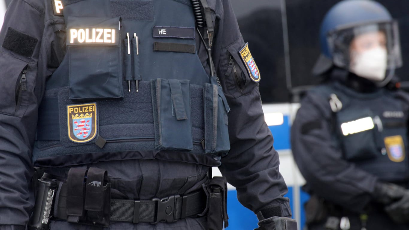 Polizeibeamte in Uniform (Symbolbild): In Hessen wurden mehrere Häuser durchsucht.