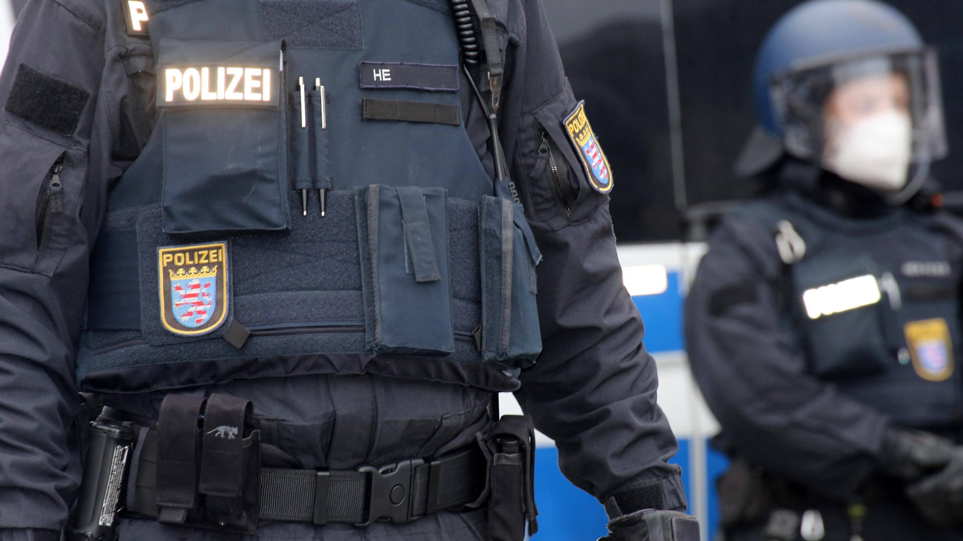 Polizeibeamte in Uniform (Symbolbild): In Hessen wurden mehrere Häuser durchsucht. Polizeibeamte in Uniform (Symbolbild): In Hessen wurden mehrere Häuser durchsucht.