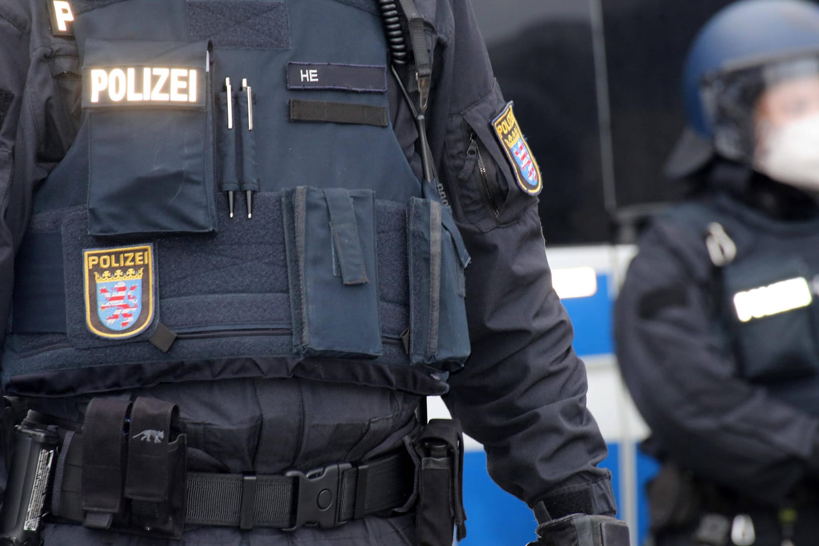 Polizeibeamte in Uniform (Symbolbild): In Hessen wurden mehrere Häuser durchsucht.