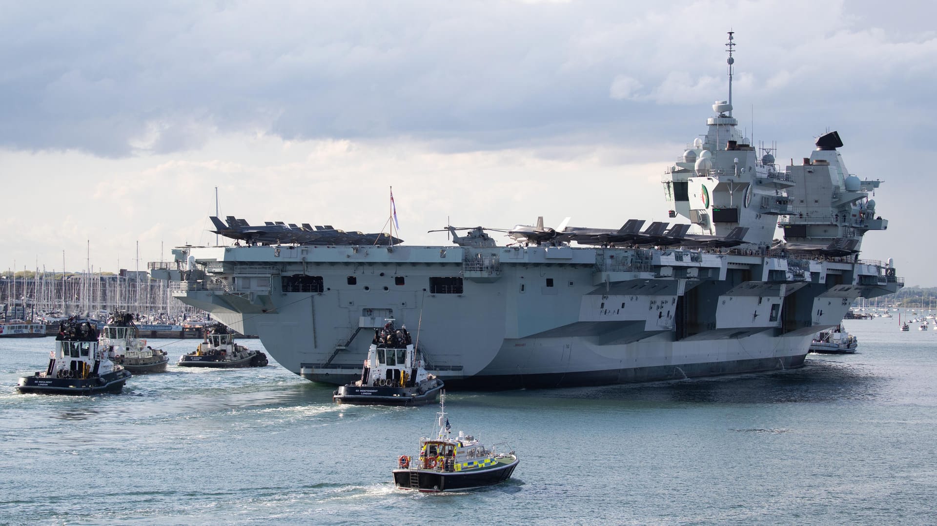 Der Flugzeugträger "HMS Queen Elizabeth": Bei der Jungfernfahrt haben sich rund 100 britische Soldaten mit Covid-19 infiziert. (Archivfoto)