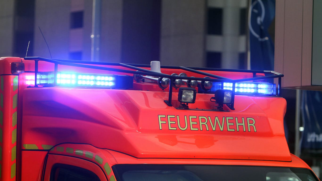 Rettungswagen der Frankfurter Feuerwehr im Einsatz (Symbolbild): In Preungesheim mussten sie eine durch Sprengkörper in Brand geratene Wohnung löschen.