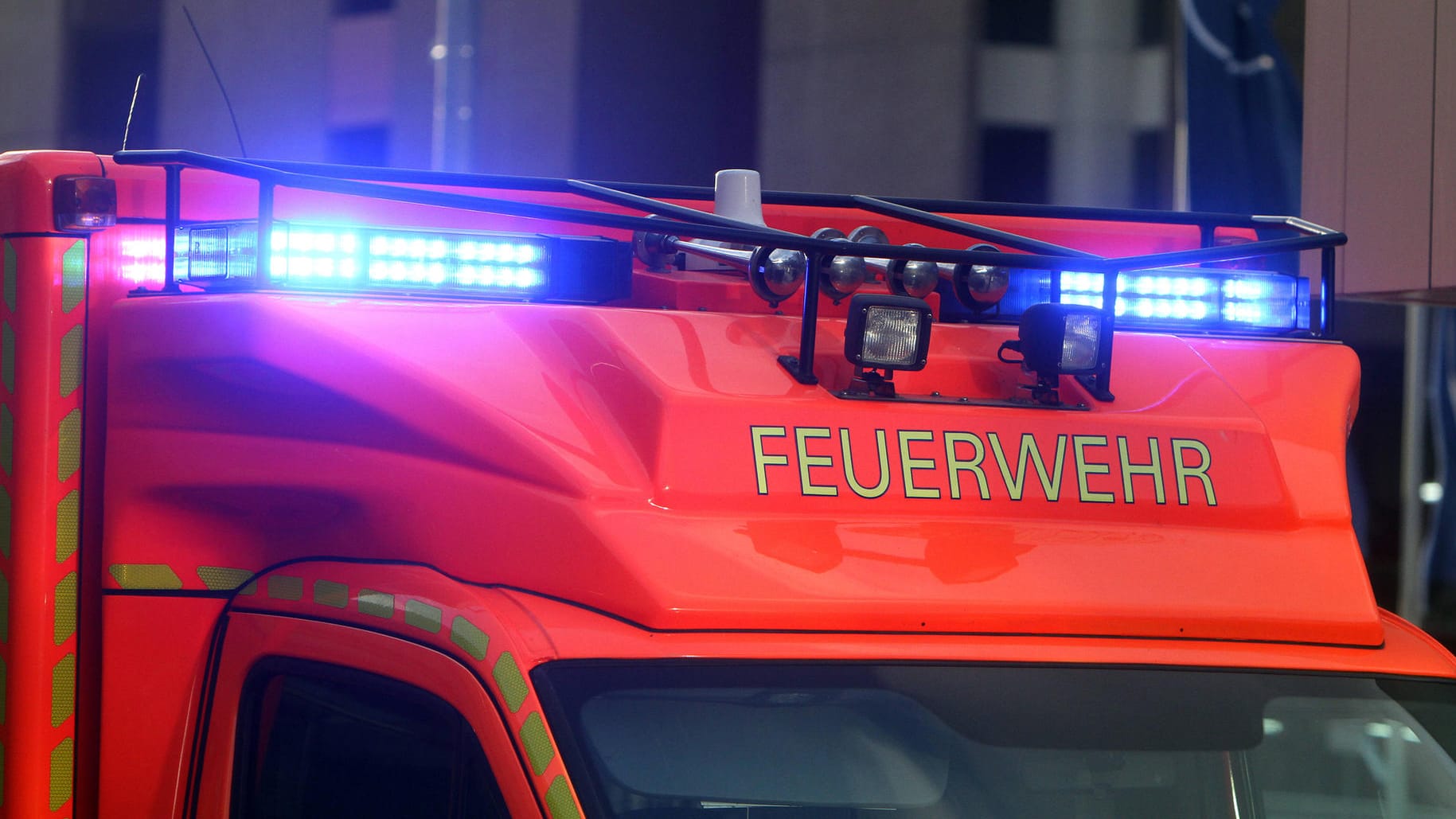 Rettungswagen der Frankfurter Feuerwehr im Einsatz (Symbolbild): In Preungesheim mussten sie eine durch Sprengkörper in Brand geratene Wohnung löschen.