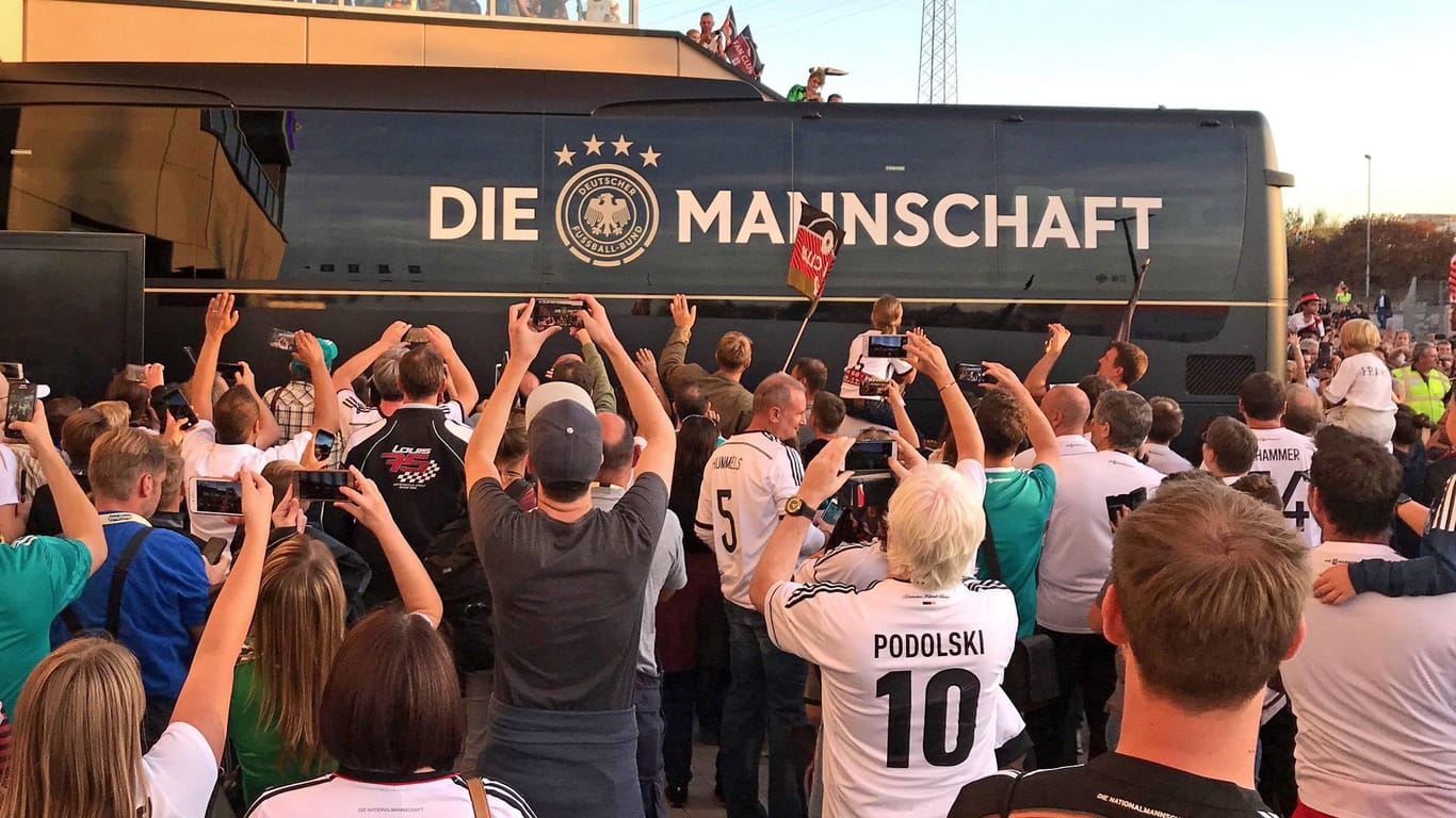 Der Mannschaftsbus der Deutschen Nationalmannschaft und Fans: Der Slogan "Die Mannschaft" steht offenbar zur Debatte.