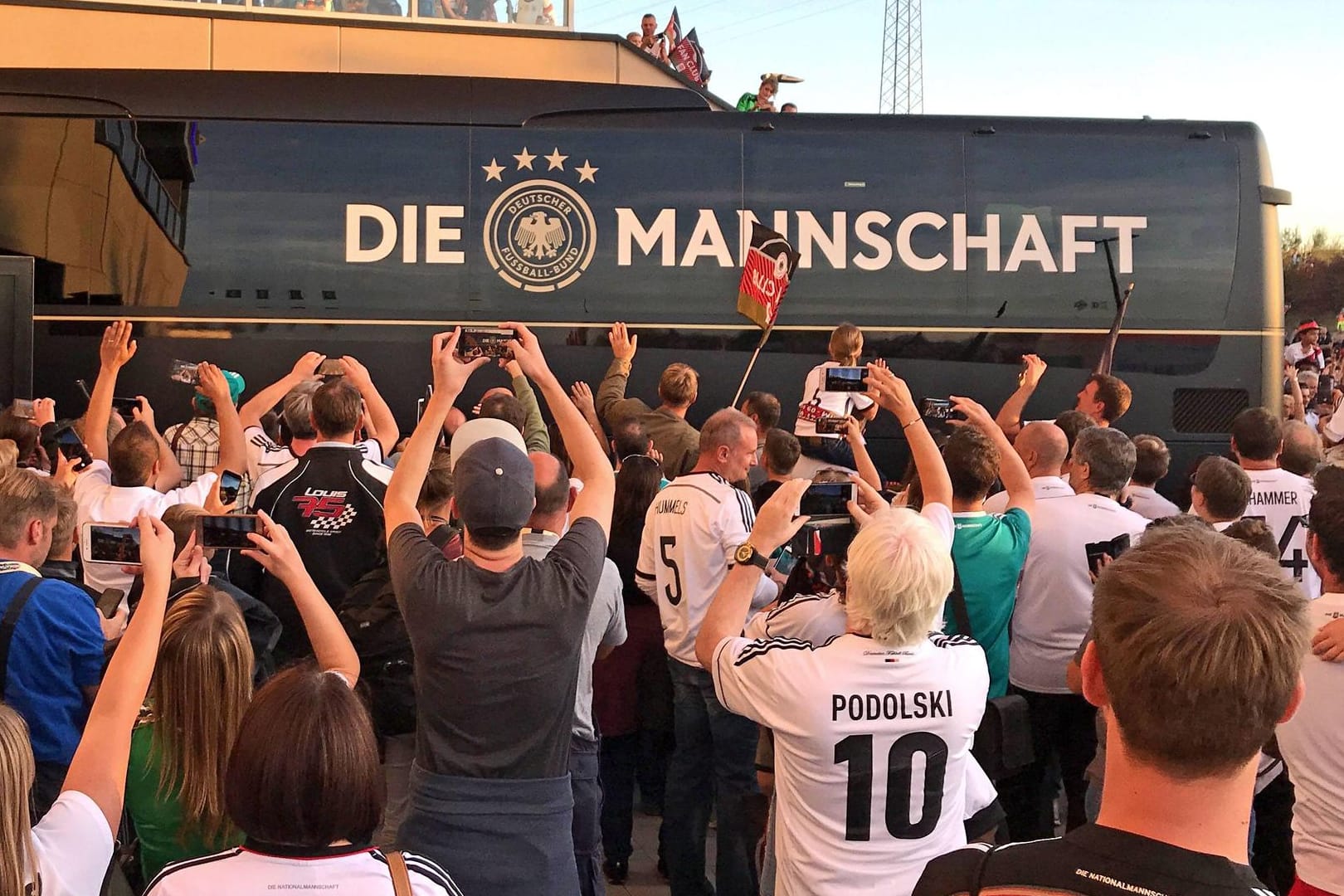 Der Mannschaftsbus der Deutschen Nationalmannschaft und Fans: Der Slogan "Die Mannschaft" steht offenbar zur Debatte.