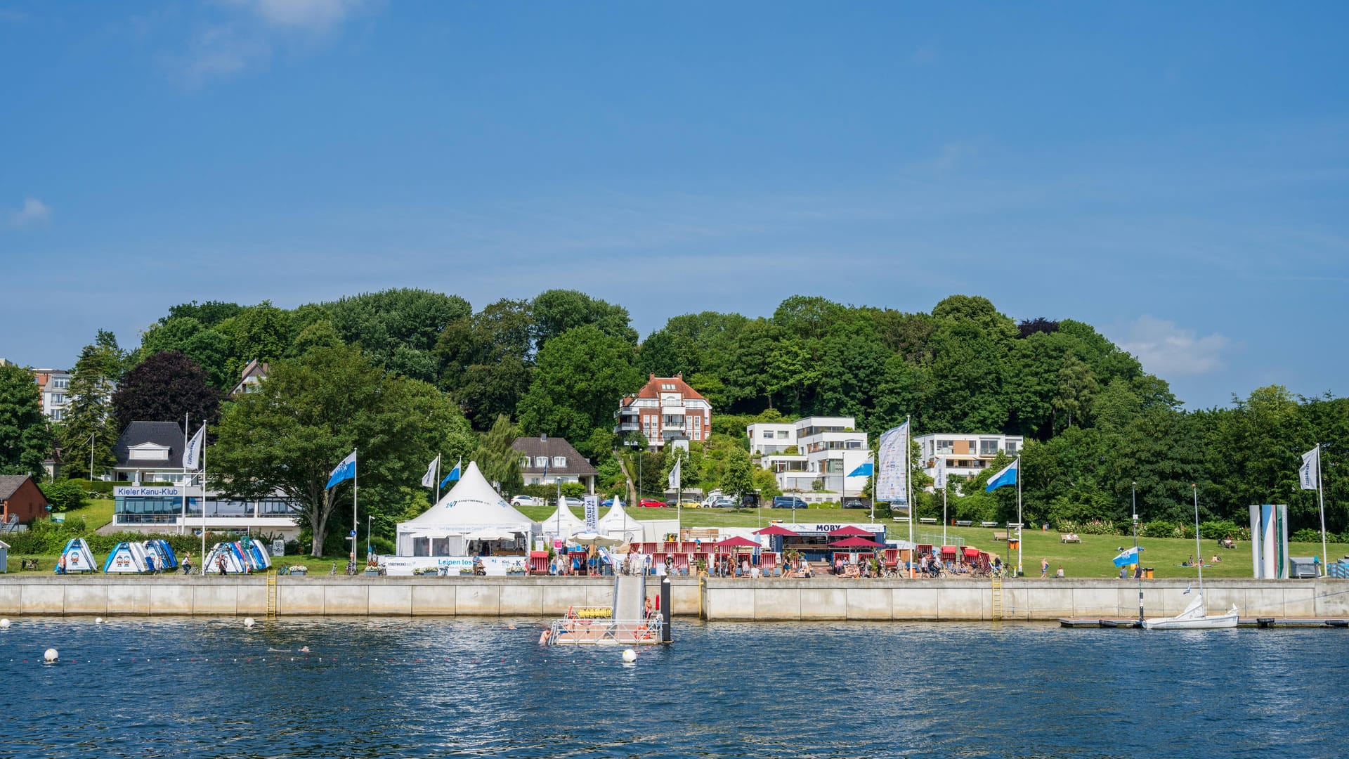 Die Kiellinie an der Förde (Archivbild): Auch in Kiel sollen Notrufsäulen für Wassersportler installiert werden.