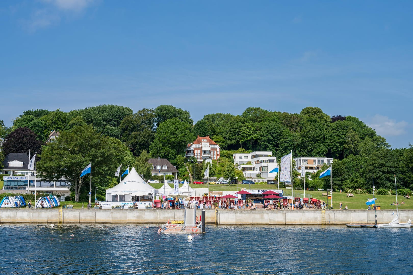 Die Kiellinie an der Förde (Archivbild): Auch in Kiel sollen Notrufsäulen für Wassersportler installiert werden.