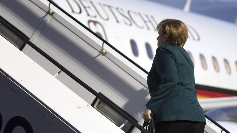 Bundeskanzlerin Angela Merkel steigt in die Regierungsmaschine: In ihrer Amtszeit ist sie mehr als 20 Mal in die Vereinigten Staaten gereist.