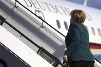 Bundeskanzlerin Angela Merkel steigt in die Regierungsmaschine: In ihrer Amtszeit ist sie mehr als 20 Mal in die Vereinigten Staaten gereist.