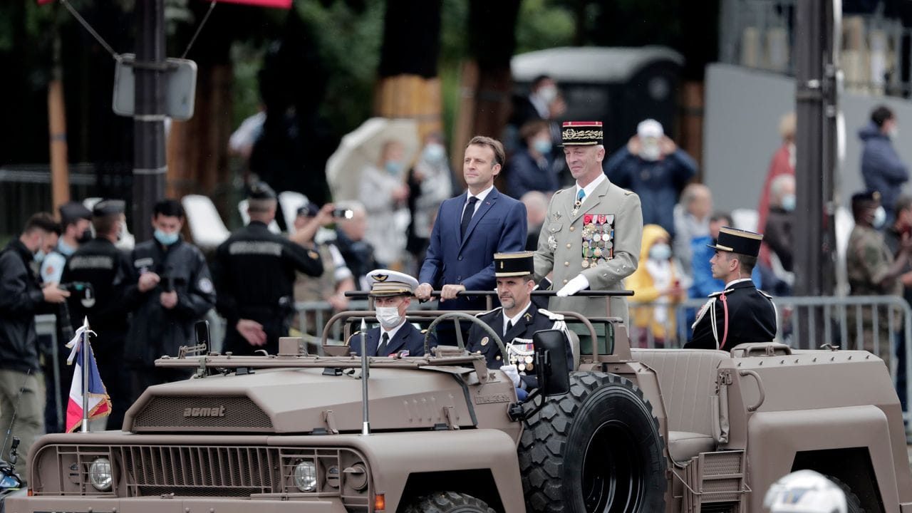Im Kommandowagen: Präsident Emmanuel Macron und General François Lecointre, Stabschef der französischen Armee.