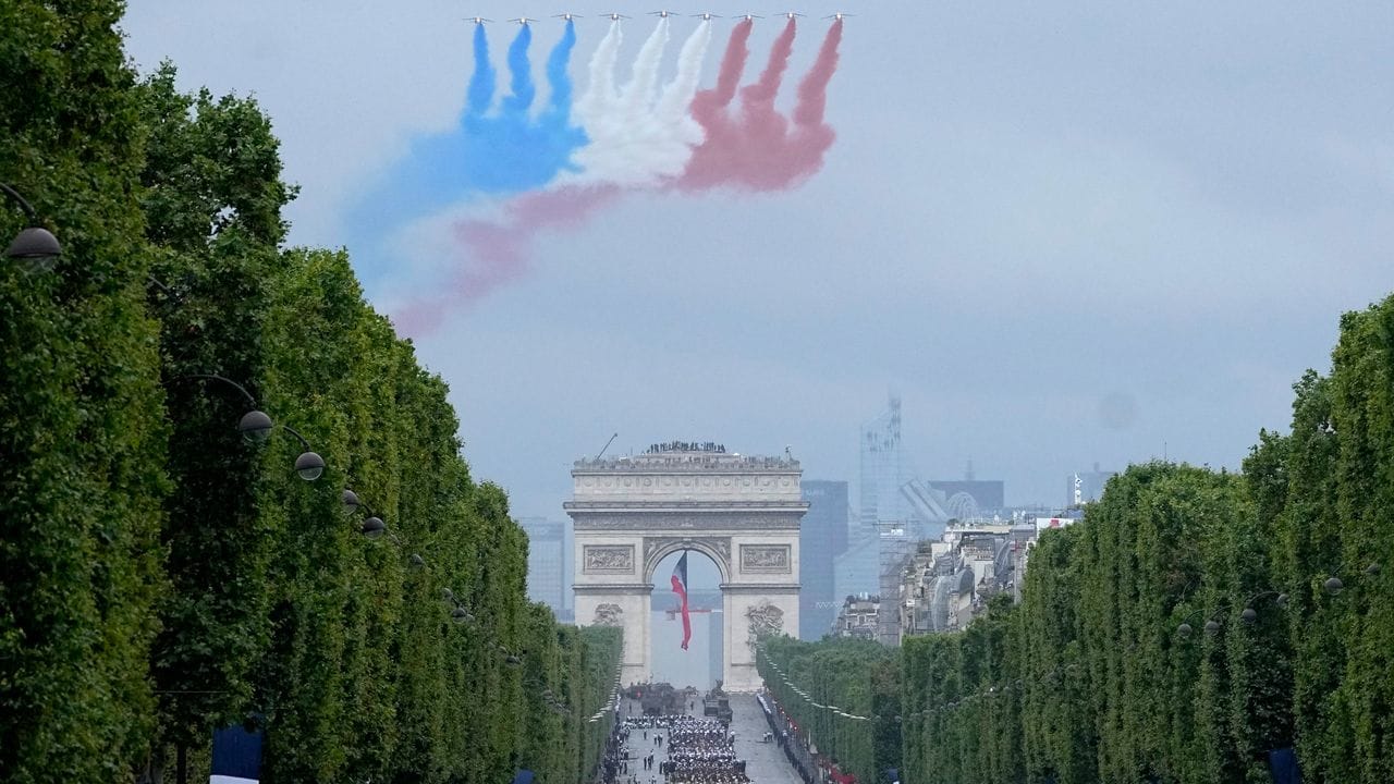 Bleu-Blanc-Rouge: Die Kunstflugstaffel zeichnet die Farben der französischen Flagge in den Pariser Himmel.