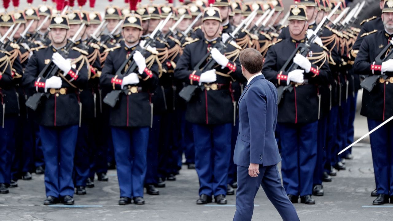 Emmanuel Macron inspiziert die Truppen auf den Champs-Élysées.