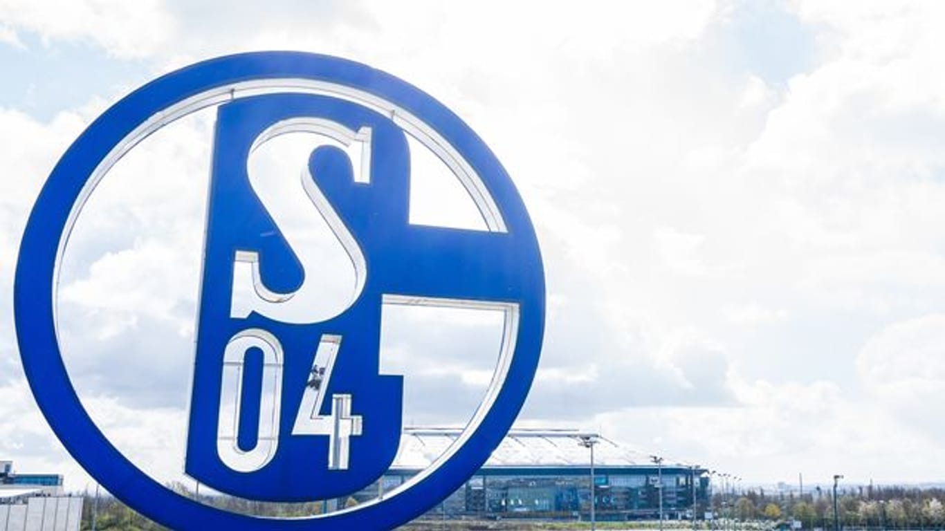 Nur unter Auflagen bekam Bundesliga-Absteiger Schalke 04 die Lizenz für die 2.