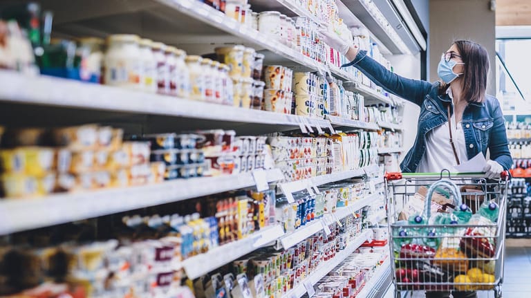 Eine Kundin beim Einkauf im Supermakt (Symbolbild): Das Bundeswirtschaftsministerium geht davon aus, dass die Verbraucherpreise in der zweiten Jahreshälfte steigen.