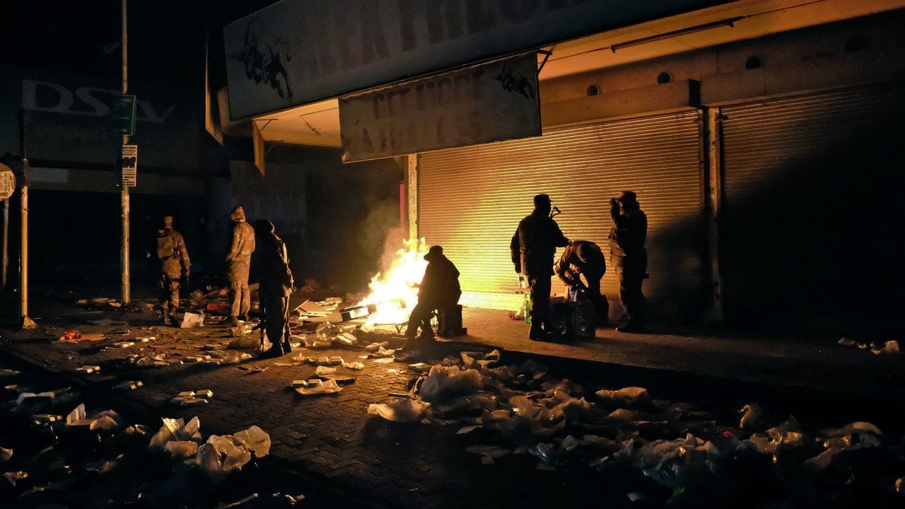 Soldaten im Township Alexandra bei Johannesburg.