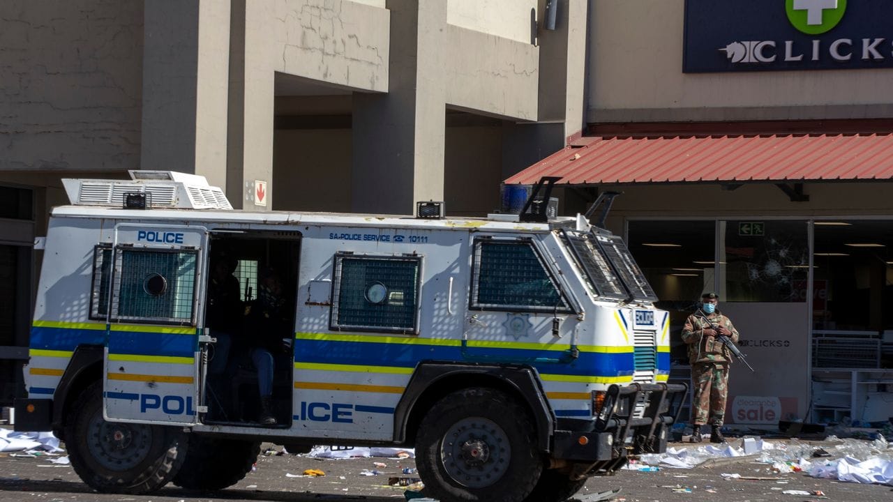 Militär und Polizei patrouillieren an einem Einkaufszentrum in Johannesburg.