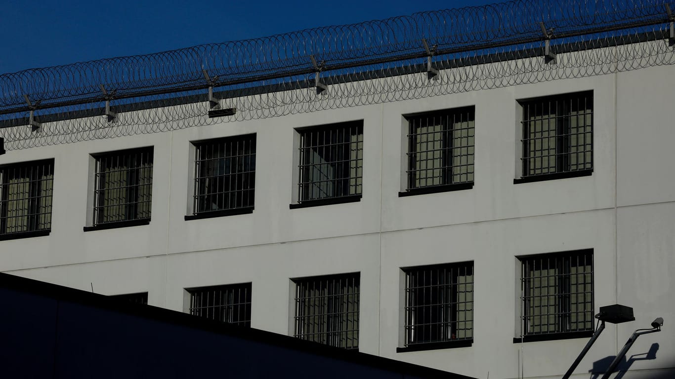 Die Essener Justizvollzugsanstalt (Symbolbild): Im Zusammenhang mit dem Dachstuhlbrand in der Nacht zu Dienstag sitzt ein Verdächtiger in U-Haft.