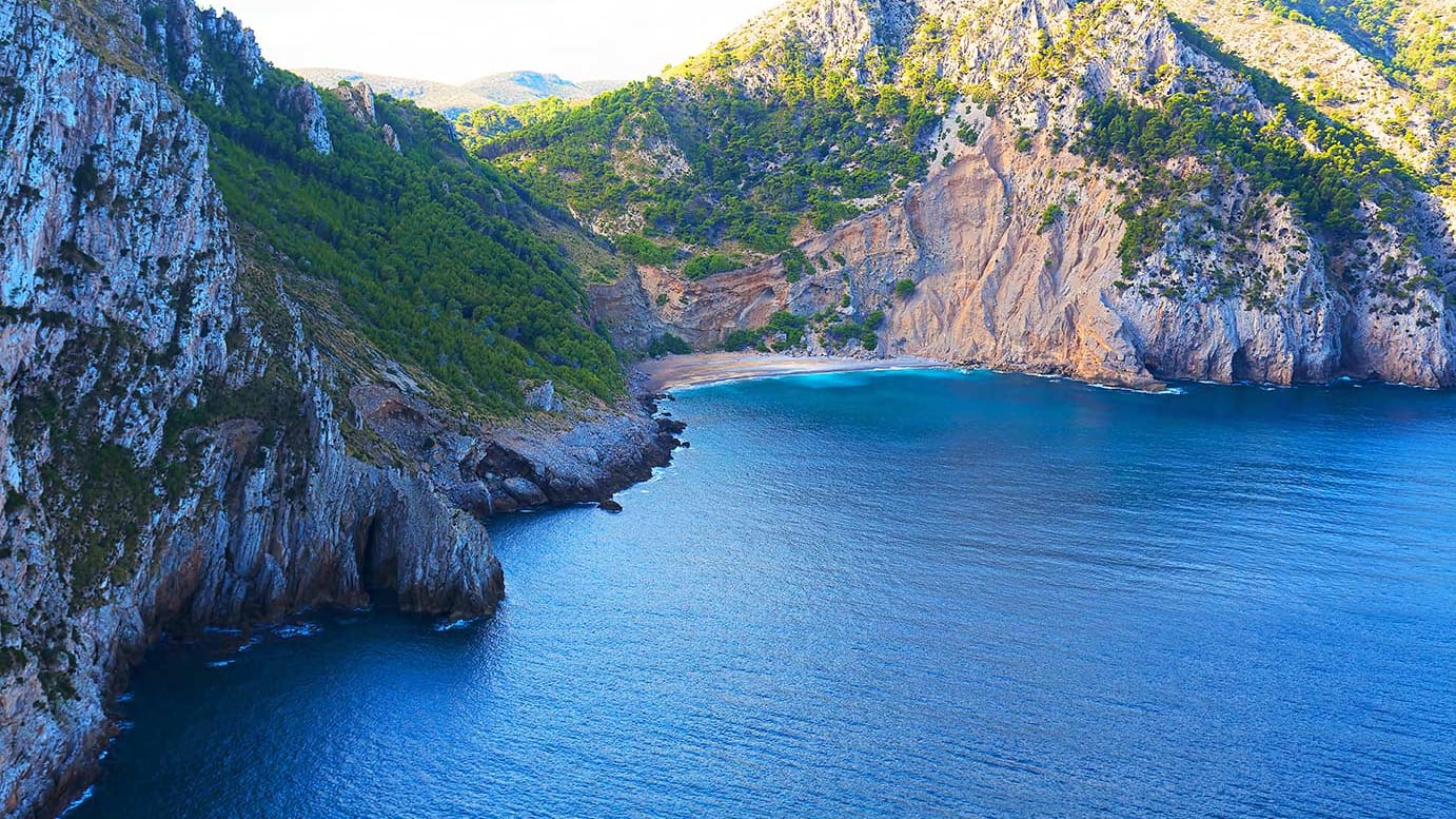 Platya Coll Baix: Der Kieselstrand befindet sich an der Nordküste der Insel.