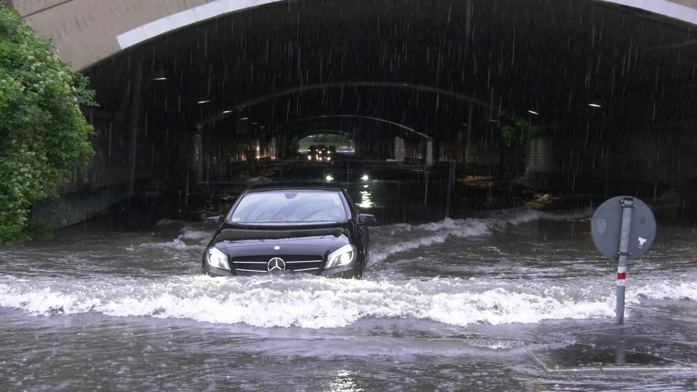 Ein Auto in einem überfluteten Tunnel: Die Feuerwehr musste zwei Fahrzeuge aus dem Wasser ziehen.