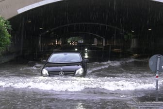 Ein Auto in einem überfluteten Tunnel: Die Feuerwehr musste zwei Fahrzeuge aus dem Wasser ziehen.