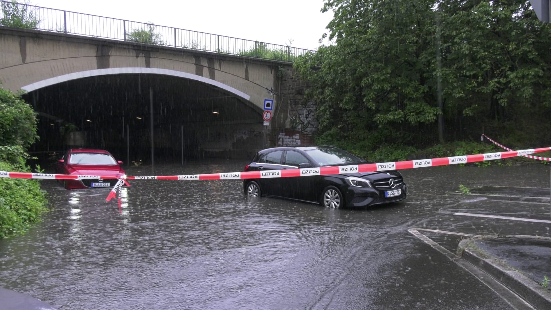 Absperrband vor einem Tunnel: Die Unterführung wurde überflutet.