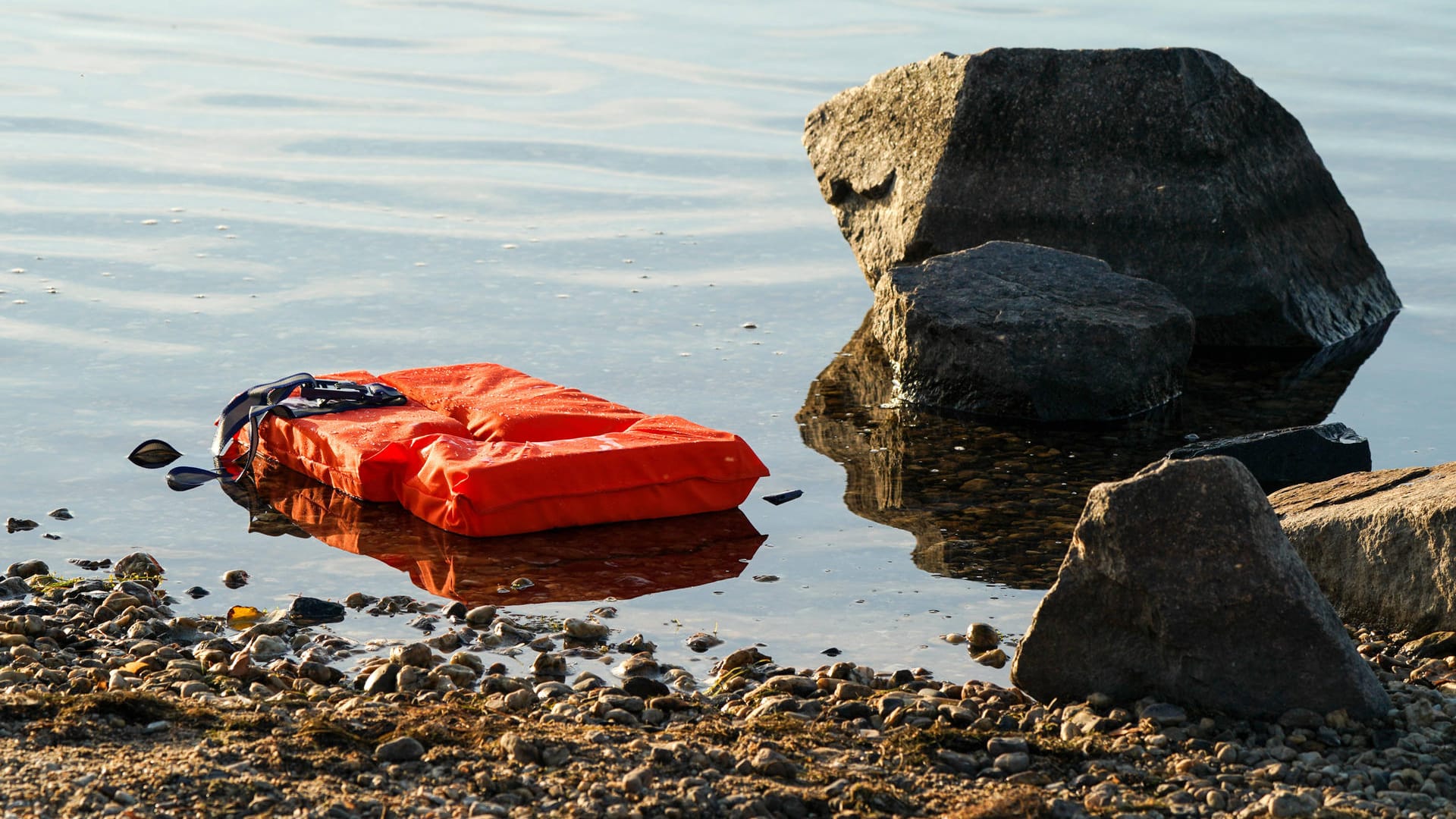 Rettungsweste treibt an Land (Symbolbild): Im Vergleich zum vergangenen Jahr sind mehr Menschen auf der Flucht über das Mittelmeer gestorben.