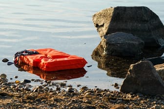 Rettungsweste treibt an Land (Symbolbild): Im Vergleich zum vergangenen Jahr sind mehr Menschen auf der Flucht über das Mittelmeer gestorben.