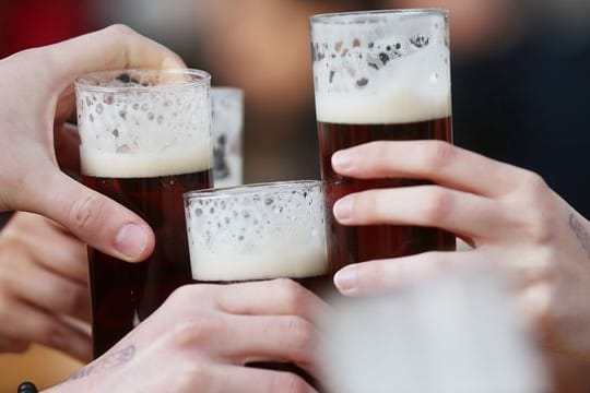 Experten schätzen: Etwa vier Prozent aller im vergangenen Jahr erstmals festgestellten Krebserkrankungen könnten nach mit dem Alkoholkonsum zusammenhängen.