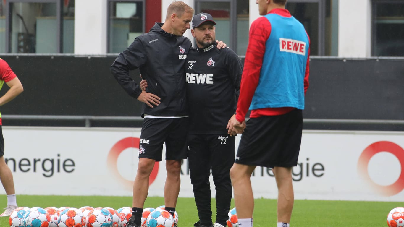 Wieder vereint: FC-Coach Steffen Baumgart (Mitte) mit seinem neuen Co-Trainer Kevin McKenna (links).