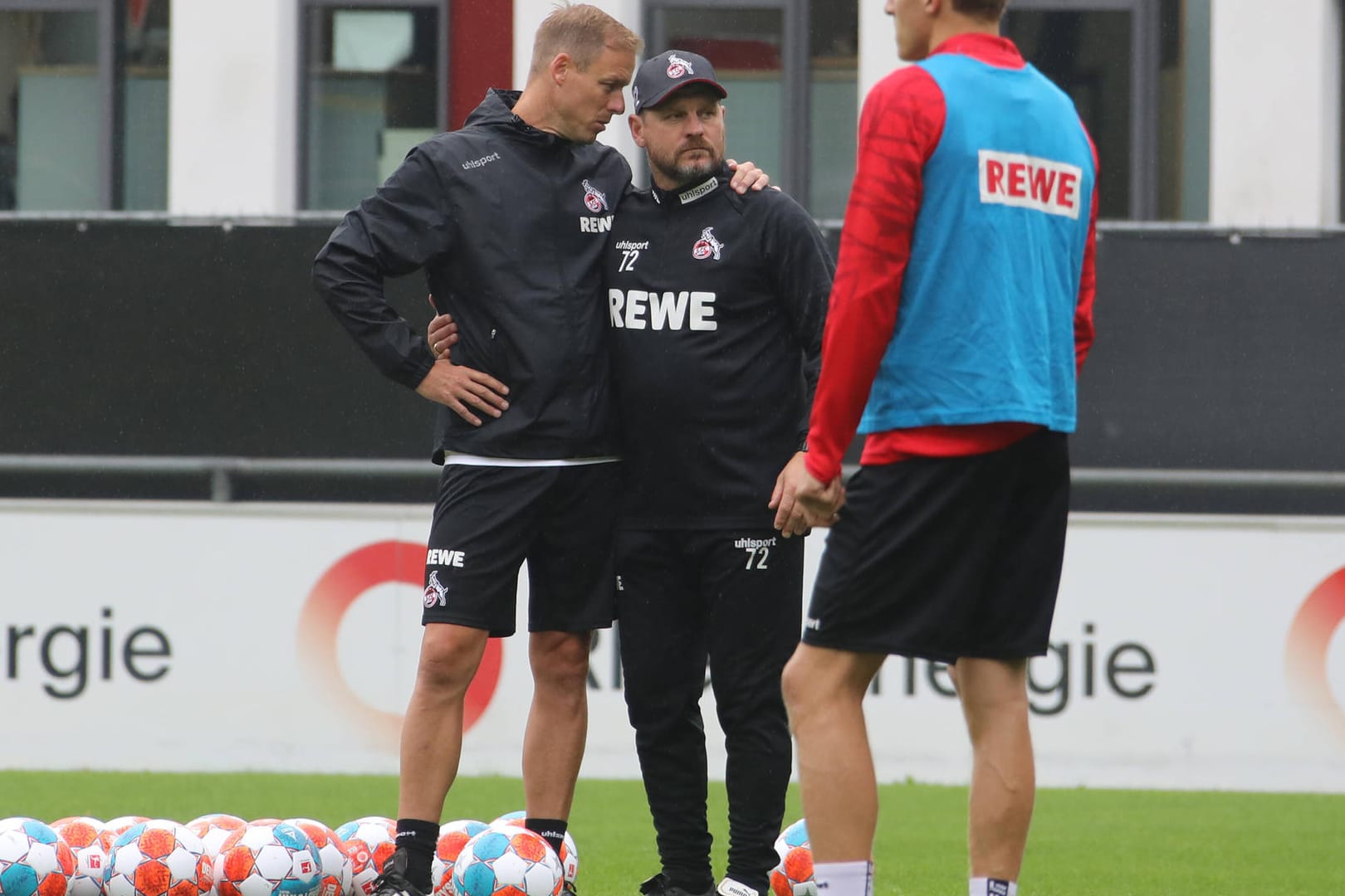 Wieder vereint: FC-Coach Steffen Baumgart (Mitte) mit seinem neuen Co-Trainer Kevin McKenna (links).