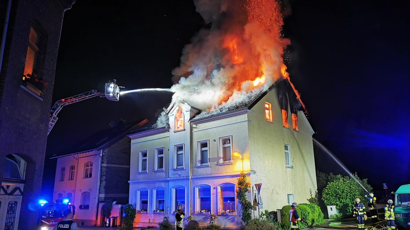 Der brennende Dachstuhl in der Nacht zum Dienstag: Das Haus ist laut Polizei "bis auf weiteres" unbewohnbar.