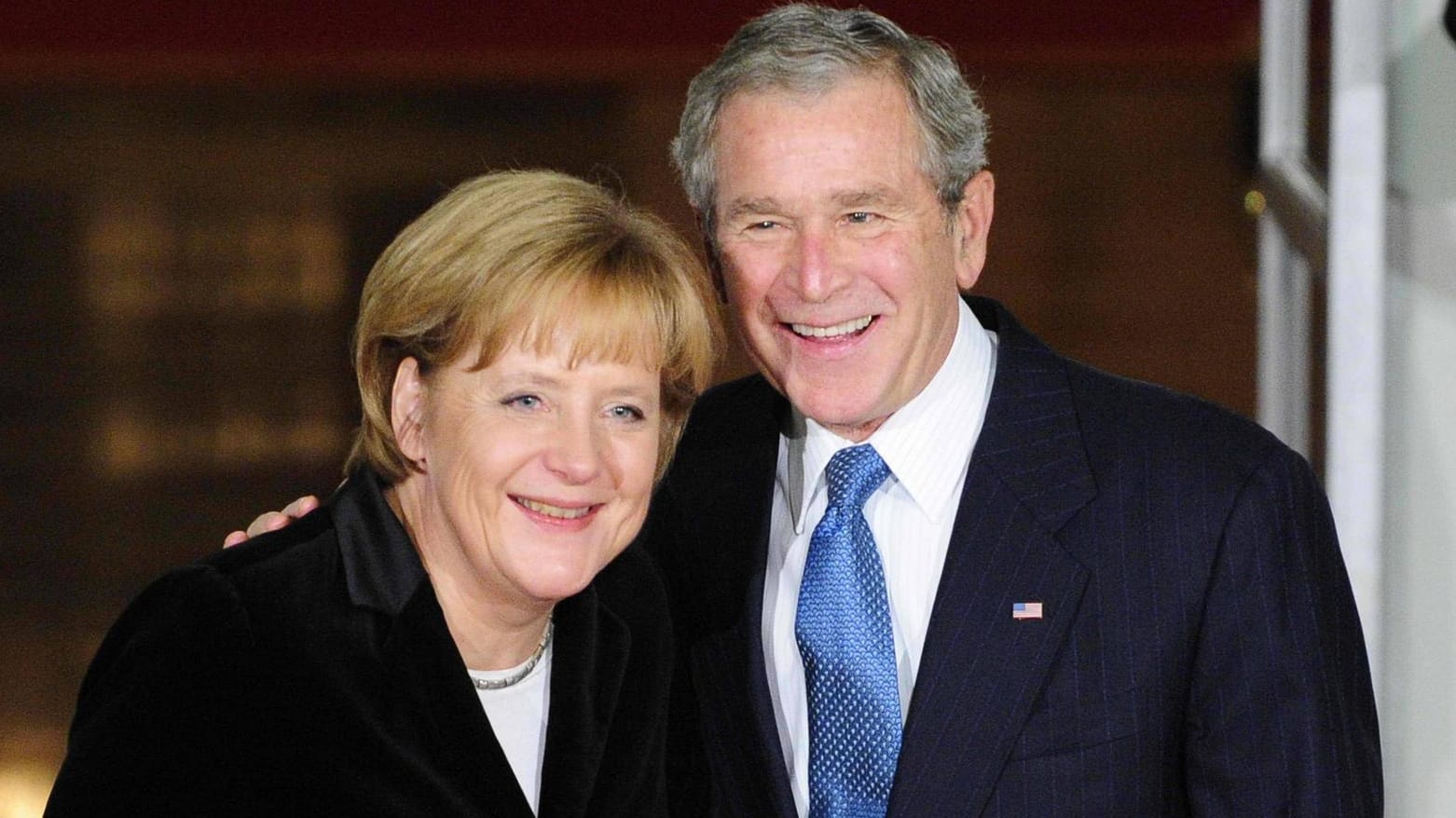 Bundeskanzlerin Angela Merkel und der frühere US-Präsident George W. Bush: "Sie hat das getan, was das Beste für Deutschland ist, und sie hat es aus Prinzip getan". Bundeskanzlerin Angela Merkel und der frühere US-Präsident George W. Bush: "Sie hat das getan, was das Beste für Deutschland ist, und sie hat es aus Prinzip getan".