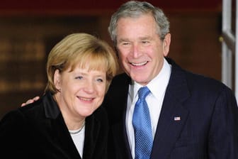 Bundeskanzlerin Angela Merkel und der frühere US-Präsident George W. Bush: "Sie hat das getan, was das Beste für Deutschland ist, und sie hat es aus Prinzip getan".