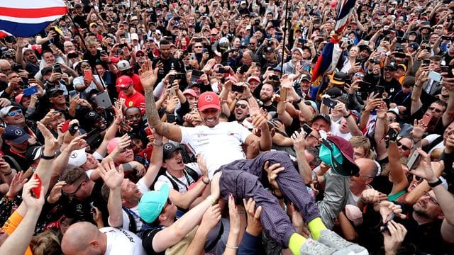 Bad in der heimischen Menge: Lewis Hamilton (M) feiert seinen Silverstone-Sieg 2019.