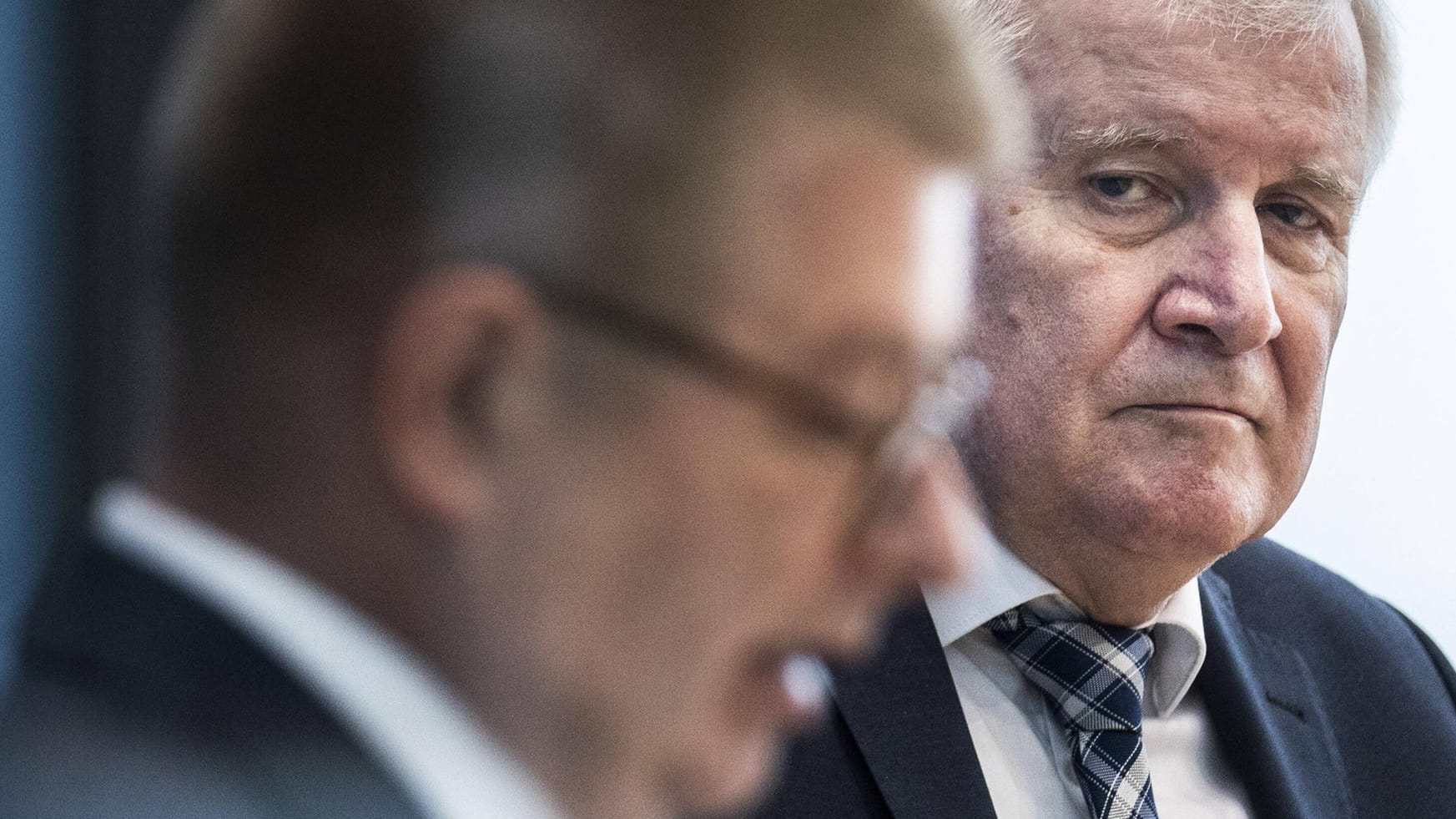 Innenminister Seehofer (re.), im Vordergrund Verfassungsschutzchef Haldenwang (Archivbild): Rechnen mit wachsenden Aktivitäten ausländischer Staaten vor der Bundestagswahl. Innenminister Seehofer (re.), im Vordergrund Verfassungsschutzchef Haldenwang (Archivbild): Rechnen mit wachsenden Aktivitäten ausländischer Staaten vor der Bundestagswahl.