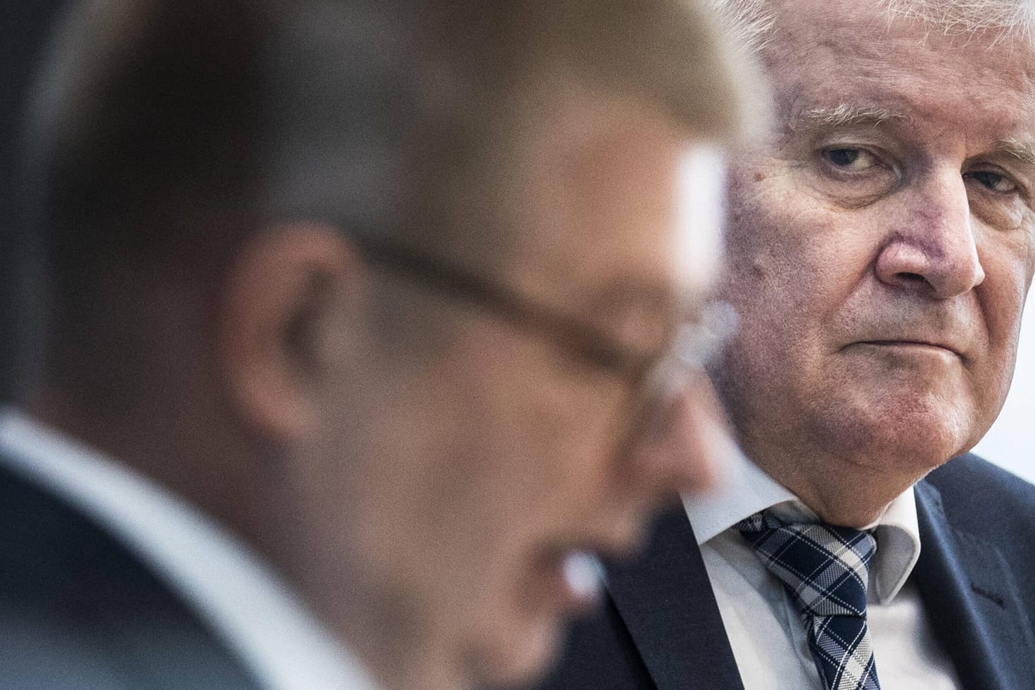 Innenminister Seehofer (re.), im Vordergrund Verfassungsschutzchef Haldenwang (Archivbild): Rechnen mit wachsenden Aktivitäten ausländischer Staaten vor der Bundestagswahl.