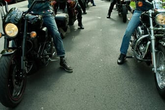Rocker auf Motorrädern (Symbolbild): Baden-Württemberg hat die Gruppe Black Warriors MC verboten.