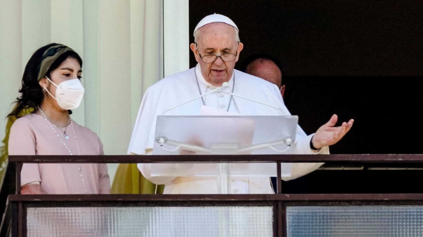 Der Papst auf einem Balkon der Uniklinik in Rom: Dem Kirchenoberhaupt geht es wieder besser.
