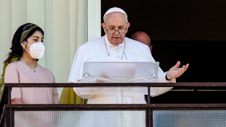Der Papst auf einem Balkon der Uniklinik in Rom: Dem Kirchenoberhaupt geht es wieder besser.
